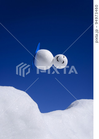 キャラクターの雪ダルマがゲレンデをスノーボードで滑る キャラクターの雪ダルマがゲレンデをスノーボードで滑る 94973460