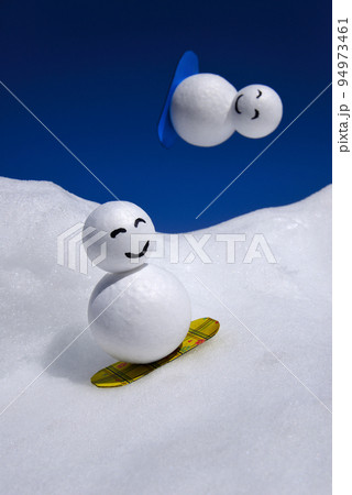 キャラクターの雪ダルマがゲレンデをスノーボードで滑る キャラクターの雪ダルマがゲレンデをスノーボードで滑る 94973461