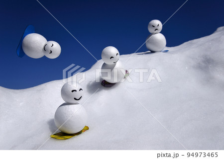 キャラクターの雪ダルマがゲレンデをスノーボードで滑る 94973465
