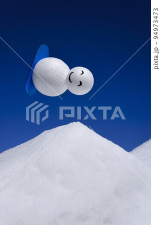 キャラクターの雪ダルマがゲレンデをスノーボードで滑る キャラクターの雪ダルマがゲレンデをスノーボードで滑る 94973473