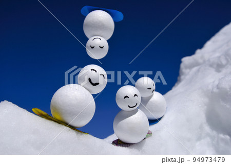 キャラクターの雪ダルマがゲレンデをスノーボードで滑る キャラクターの雪ダルマがゲレンデをスノーボードで滑る 94973479