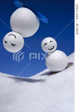 キャラクターの雪ダルマがゲレンデをスノーボードで滑る 94973483