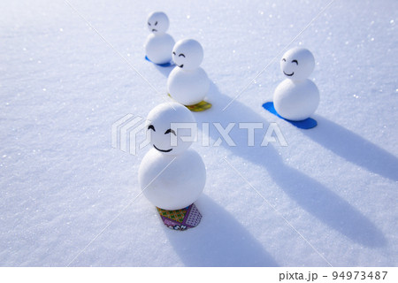 キャラクターの雪ダルマがゲレンデをスノーボードで滑る キャラクターの雪ダルマがゲレンデをスノーボードで滑る 94973487