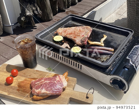 グランピングのバーベキュー 94973521