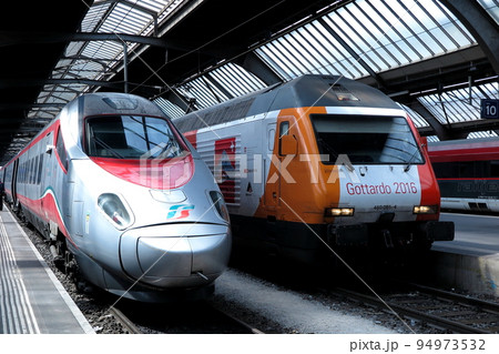 スイスの機関車に比較して、横幅が狭いイタリアの「ペンドリーノ」 スイスの機関車に比較して、横幅が狭いイタリアの「ペンドリーノ」 94973532