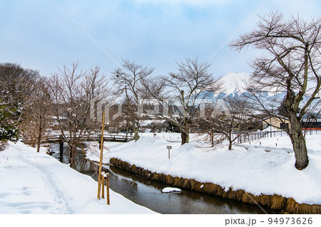 山梨県 忍野富士 ~新名庄川の雪景色~ 山梨県 忍野富士 ~新名庄川の雪景色~ 94973626