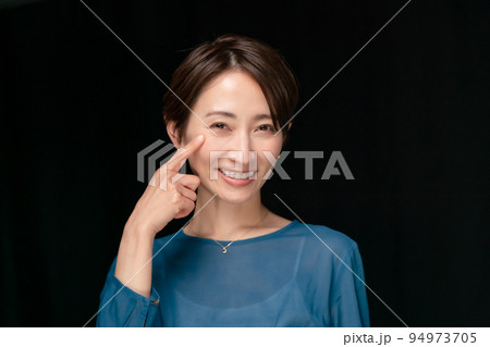 女性　黒バック 94973705