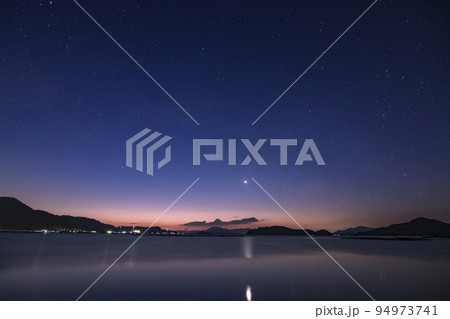 瀬戸内の冬の星空　朝焼け空の金星とさそり座 94973741