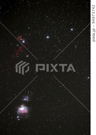 冬の星座オリオン座の三つ星付近のアップ 冬の星座オリオン座の三つ星付近のアップ 94973742
