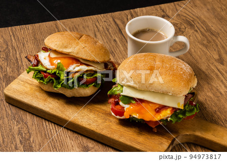 ベーコンエッグレタスサンドウィッチ　Bacon Lettuce Egg (BLT) Sandwich 94973817