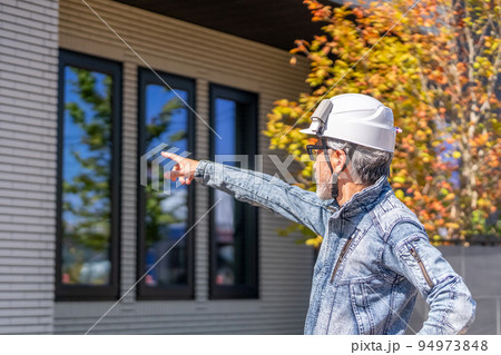 住宅診断　マイホーム　検査　デニム　白髪　ひげ 94973848