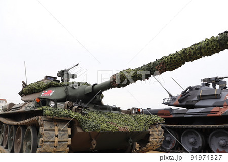 駐屯地祭で展示される陸上自衛隊の74式戦車 94974327