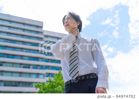 猛暑に苦しむビジネスマン 94974702