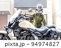 大型アメリカンバイクに乗って横浜元町ショッピングストリートに買い物に来た女性ライダー 94974827