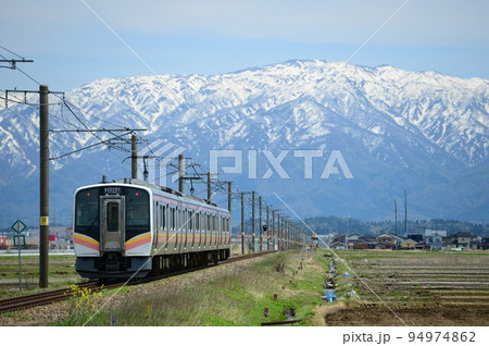 白新線と雪山 94974862