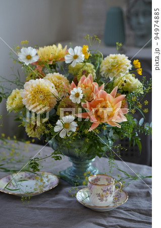 イエローとオレンジのフラワーアレンジメント 94974885