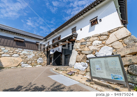 愛媛県今治市　晴天の今治城鉄御門 94975024