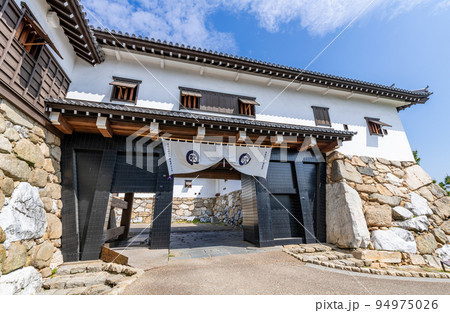 愛媛県今治市　晴天の今治城鉄御門 94975026