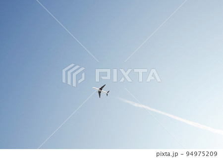 きれいな空を飛ぶ飛行機と飛行機雲 きれいな空を飛ぶ飛行機と飛行機雲 94975209