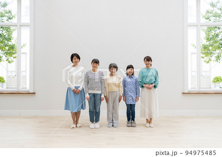 三世代 女性 三世代 女性 94975485