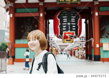浅草を観光する女性  94975575