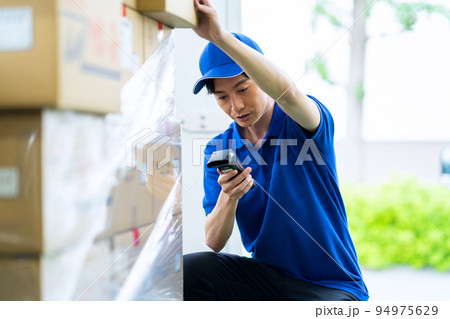 流通　運送　配送　配達　宅急便　宅配便　ピッキング作業 94975629