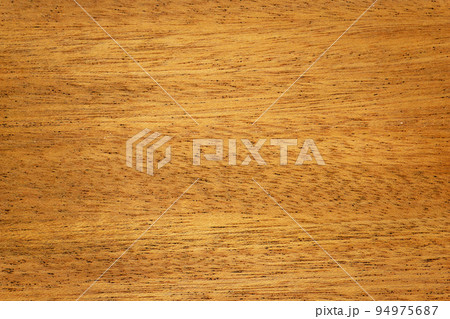 マホガニーの木の表面で黒点がまばらにある木目のテクスチャ 94975687