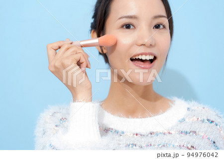 メイクをする20代女性 メイクをする20代女性 94976042