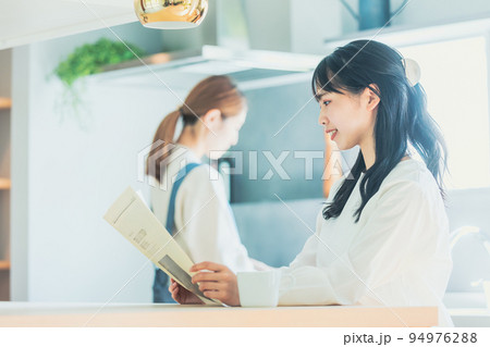 カフェでリラックスする女性　cafe 94976288