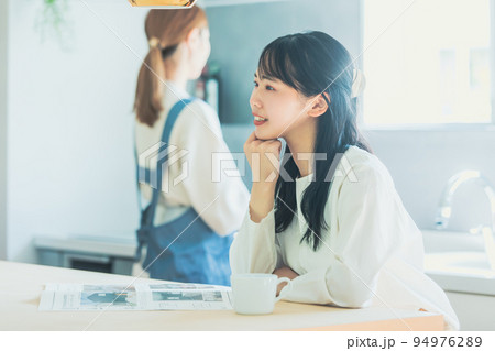 カフェでリラックスする女性　cafe 94976289
