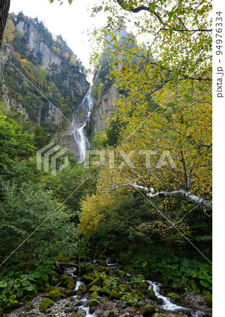秋の層雲峡の流星の滝 94976334