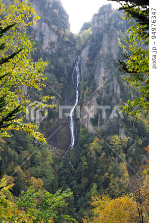 秋の層雲峡の銀河の滝 94976347