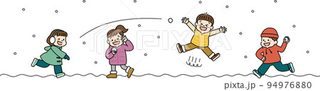 冬休みに雪合戦をする子供のイラスト 94976880