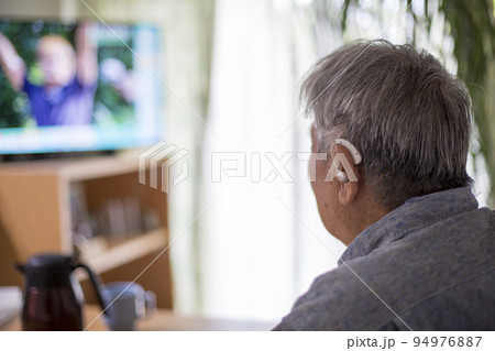 補聴器をつけて生活する日本人のシニア男性 補聴器をつけて生活する日本人のシニア男性 94976887