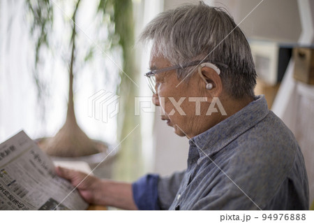 補聴器をつけて生活する日本人のシニア男性 94976888
