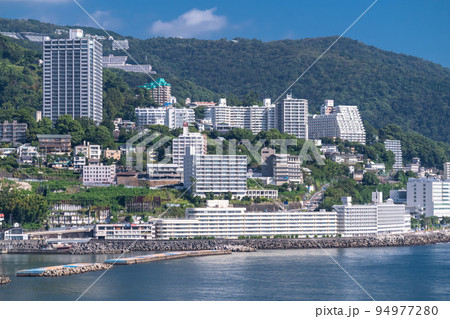《静岡県》熱海の街並み・リゾート地の風景 94977280