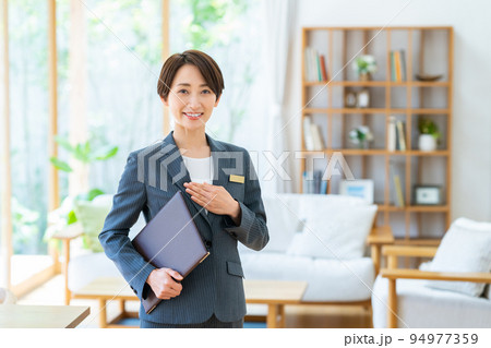 不動産業のミドルの女性 94977359