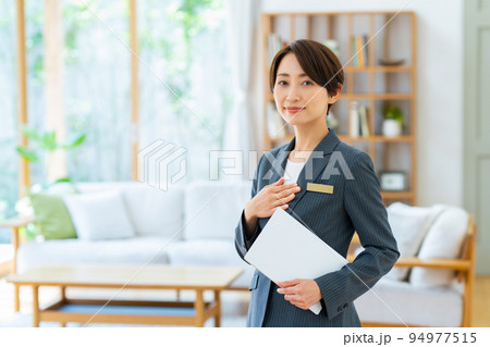 不動産の営業をするミドルのビジネスウーマン 94977515