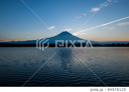 静岡県富士宮市田貫湖からの朝の雄大な富士山 静岡県富士宮市田貫湖からの朝の雄大な富士山 94978129