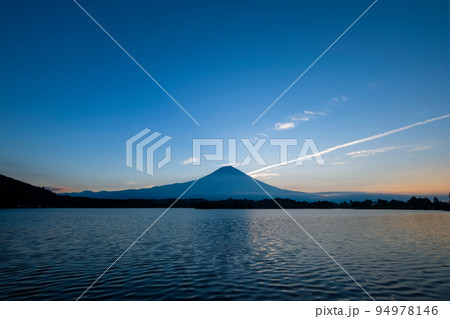静岡県富士宮市田貫湖からの朝の雄大な富士山 94978146
