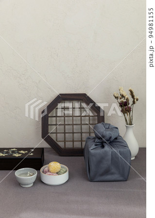 Korean traditional gift packaging with silk clothes Korean traditional gift packaging with silk clothes 94981155