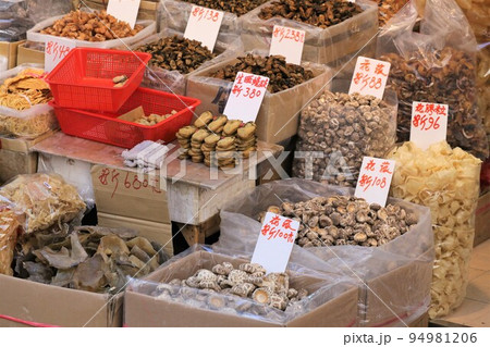 香港・徳輔道西の干し貝柱、塩干し魚などを売る店。何の料理に使うのか分からないものもある 香港・徳輔道西の干し貝柱、塩干し魚などを売る店。何の料理に使うのか分からないものもある 94981206
