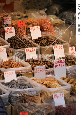 香港・徳輔道西の干し貝柱、塩干し魚などを売る店。何の料理に使うのか分からないものもある 94981234