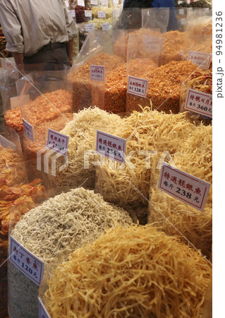 香港・徳輔道西の干し貝柱、塩干し魚などを売る店。何の料理に使うのか分からないものもある 94981236