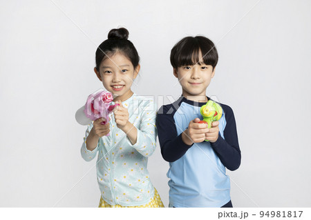 Korean boy and girl, summer concept in white background_holding a water gun Korean boy and girl, summer concept in white background_holding a water gun 94981817
