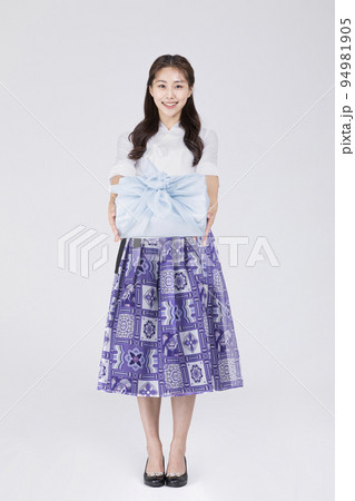beautiful Korean woman in 20s wearing modern Hanbok_holding gift box 94981905