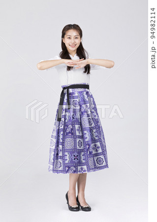 beautiful Korean woman in 20s wearing modern Hanbok_bowing 94982114