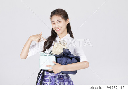 beautiful Korean woman in 20s wearing modern Hanbok_holding gift box 94982115