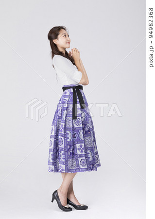 beautiful Korean woman in 20s wearing modern Hanbok_wishing beautiful Korean woman in 20s wearing modern Hanbok_wishing 94982368