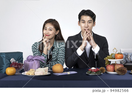 Korean young couple, man and woman wearing modern Hanbok_looking forward with smiling 94982566